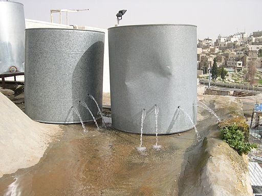خزانات مياه في الخليل بعد تدميرها من قبل مستعمرين يهود By ISM Palestine